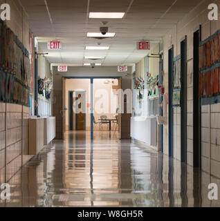 Foto di un corridoio in un Virginia scuola elementare il 1 maggio 2017 Foto Stock