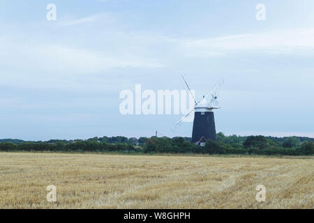 Un mulino a vento il Parco Nazionale Broads del Norfolk, Inghilterra, Regno Unito. Foto Stock