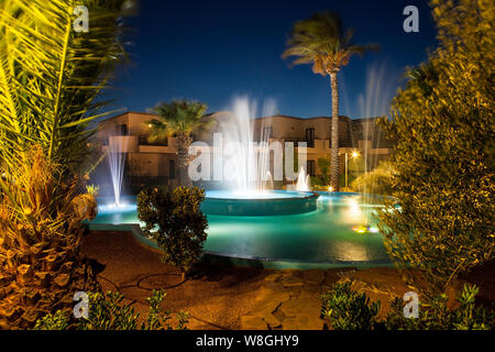 Ierapetra,Creete,Greece-October16,2018: Ostria Beach Resort & Spa è di lusso all inclusive hotel sulla spiaggia di creta vicino la città di Ierapetra. Notte Foto Stock