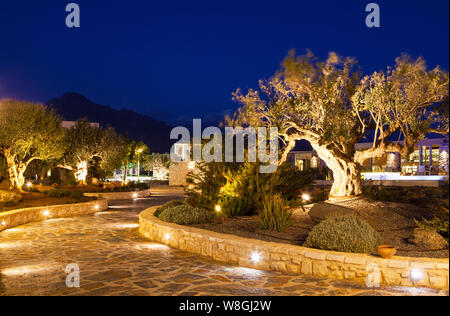 Ierapetra,Creete,Greece-October16,2018: Ostria Beach Resort & Spa è di lusso all inclusive hotel sulla spiaggia di creta vicino la città di Ierapetra. Notte Foto Stock