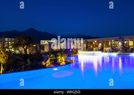 Ierapetra,Creete,Greece-October16,2018: Ostria Beach Resort & Spa è di lusso all inclusive hotel sulla spiaggia di creta vicino la città di Ierapetra. Notte Foto Stock