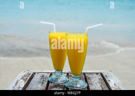 Iced bicchiere con mango frullati a beach sull'isola di Bali Foto Stock
