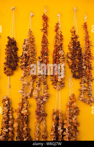 Tradizionale cretese prodotti - negozio di souvenir: homemade paprica,i pomodori. Isola di Creta. La Grecia. Foto Stock