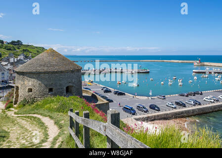 Vista del xvii secolo Tour Vauban tower e il piccolo porto di Port-en-Bessin-Huppain lungo il Canale della Manica, Calvados, Normandia, Francia Foto Stock