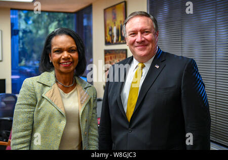 Stati Uniti Il segretario di Stato Michael R. Pompeo in posa per una foto con gli ex Stati Uniti Il segretario di Stato Condoleezza Rice all'istituzione del Hoover presso la Stanford Foto Stock