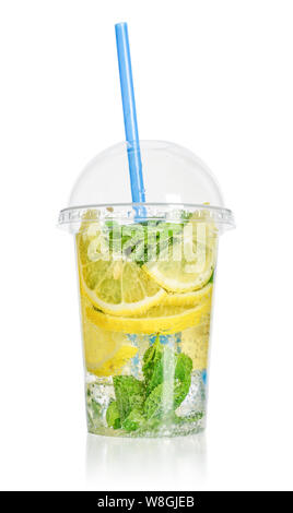 La limonata con limone e menta in una tazza di plastica con paglia di bevande isolato su sfondo bianco. Tenere lontano il concetto di bevande. Foto Stock