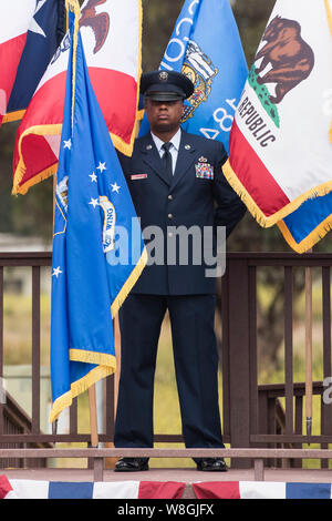 Trentesimo ala dello spazio i membri partecipano a una modifica del comando cerimonia Luglio 12, 2019, a Vandenberg Air Force Base in California Foto Stock