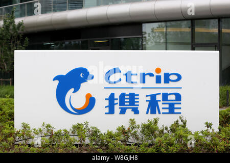 --FILE--Vista di un cartello di Ctrip presso la sede cinese di agenzia di viaggi online Ctrip in Cina a Shanghai, 14 maggio 2015. Online cinese trave Foto Stock