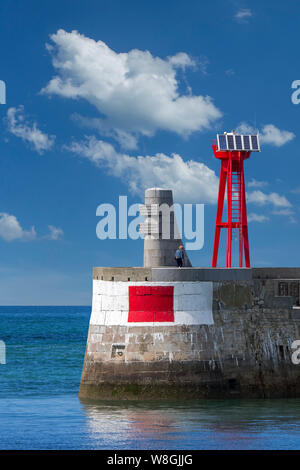 WW2 monumento alla liberazione in Europa alla fine del vecchio seawall / parete del mare nel porto di Port-en-Bessin-Huppain, Calvados, Normandia, Francia Foto Stock