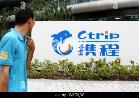 --FILE--A passeggiate a piedi passato un cartello di Ctrip presso la sede cinese di agenzia di viaggi online Ctrip in Cina a Shanghai, 14 maggio 2015. Ctr Foto Stock