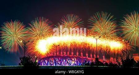 Fuochi d'artificio esplodere nel corso Stadio Nazionale di Pechino, indietro, noto anche come il nido e il verde olimpico di Pechino, Cina, 10 novembre 2014. Foto Stock