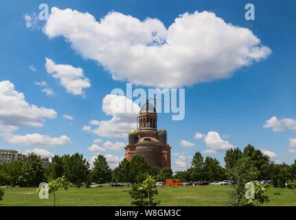 Bucarest, Romania - Luglio 11, 2019: popolo rumeno della Cattedrale di salvezza, edificio ancora in costruzione, possono essere visti sullo sfondo del par Foto Stock