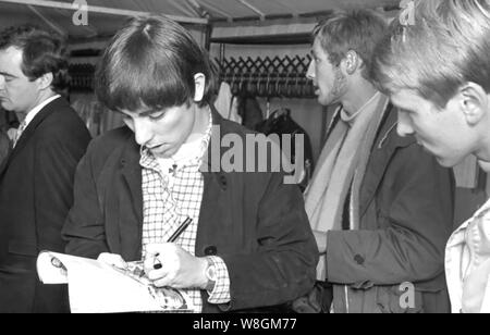 Il che il batterista Keith Moon firma autografi nel 1967 con kit di manager Lambert a sinistra Foto Stock
