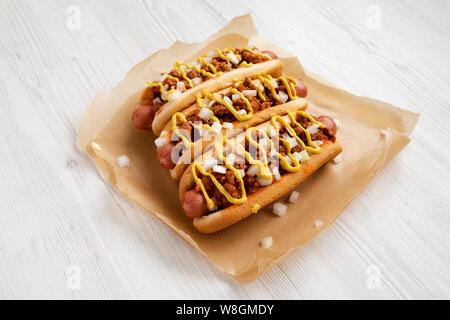 In casa stile di Detroit chili dog su pergamena, vista laterale. Close-up. Foto Stock