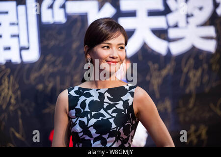 Attrice cinese Liu Tao arriva presso il tappeto rosso per la trentesima battenti Apsaras Awards di Hangzhou, a est della Cina di provincia dello Zhejiang, 28 dicembre 201 Foto Stock