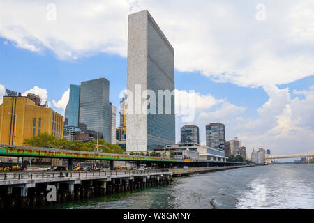 Vista di Manhattan e il Quartier generale delle Nazioni Unite famoso edificio da East River. New York, Stati Uniti d'America. Foto Stock