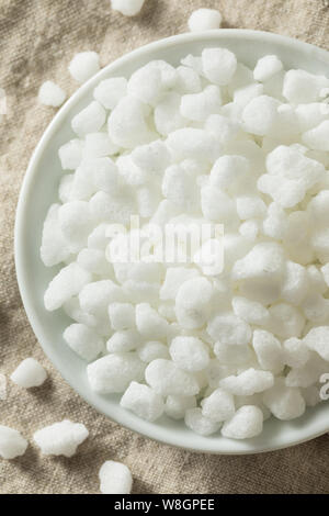 Organici di perla bianca lo zucchero in una terrina Foto Stock