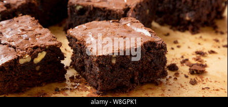 Home-cotta brownie al cioccolato su una placca da forno, vista laterale. Primo piano. Foto Stock