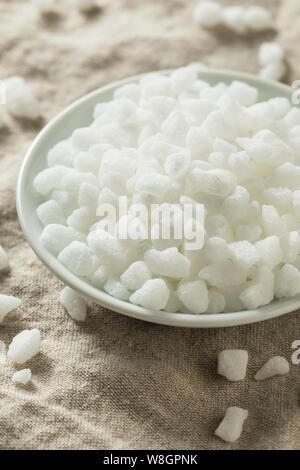 Organici di perla bianca lo zucchero in una terrina Foto Stock