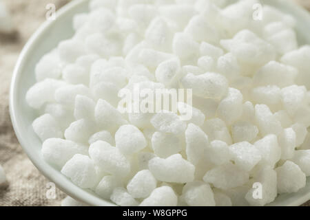 Organici di perla bianca lo zucchero in una terrina Foto Stock