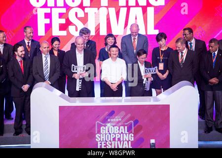 Ma Jack Yun, anteriore centrale, Presidente del Gruppo Alibaba, reagisce accanto a Zhang Yong, terzo anteriore destra, CEO di Alibaba, Michael Evans, terzo anteriore sinistra, P Foto Stock