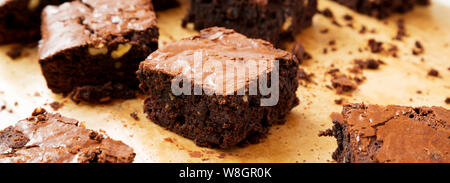 Home-cotta brownie al cioccolato su una placca da forno, vista laterale. Close-up. Foto Stock