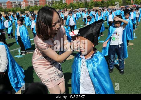 Gli studenti frequentano una scuola cerimonia di ingresso al Beicheng scuola primaria nella città di Nantong, est cinese della provincia di Jiangsu, 10 settembre 2015. Un tota Foto Stock