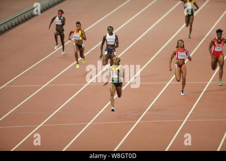 Shelly-Ann Fraser-Pryce della Giamaica, centro compete in campo femminile 4x100m relè durante la finale di Pechino IAAF 2015 Campionati del Mondo presso la Nationa Foto Stock