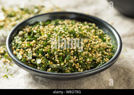 Organico secco Furikake giapponese di riso il condimento in una ciotola Foto Stock