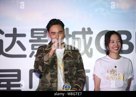 Attrice cinese Bai Baihe, destra parla come attore Taiwanese Ethan Juan ascolta durante un evento promozionale per il loro film "La città in amore" a Qing Foto Stock