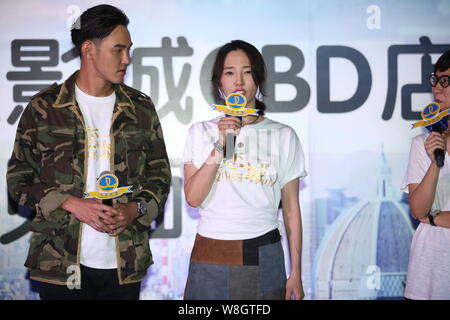 Attrice cinese Bai Baihe, destra parla come attore Taiwanese Ethan Juan ascolta durante un evento promozionale per il loro film "La città in amore" a Qing Foto Stock