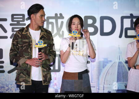 Attrice cinese Bai Baihe, destra parla come attore Taiwanese Ethan Juan ascolta durante un evento promozionale per il loro film "La città in amore" a Qing Foto Stock