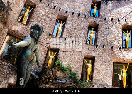 Il Museo surrealista di Salvador Dalì, dettagli dal cortile principale: una statua di una donna shapely con catene in piedi la scena del teatro. Foto Stock