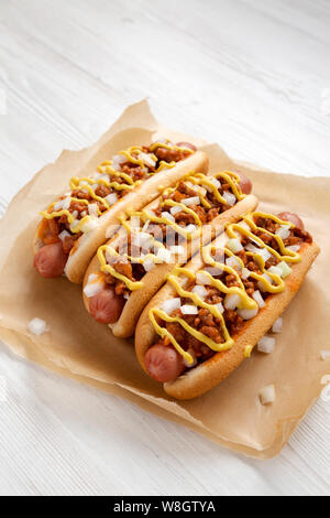 In casa stile di Detroit chili dog su pergamena, vista laterale. Close-up. Foto Stock