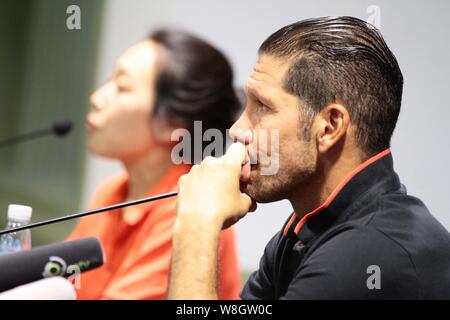 Head Coach Diego Simeone di Atletico de Madrid parla durante una conferenza stampa davanti a un amichevole partita di calcio contro la Shanghai SIPG FC in Shanghai Foto Stock