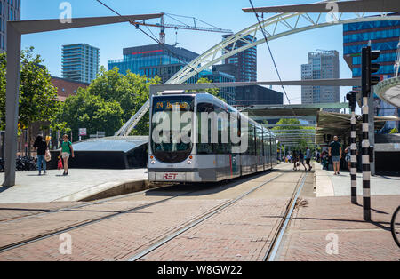 Rotterdam Paesi Bassi, 29 giugno 2019. Il tram nel centro della città, edifici per uffici di sfondo, giornata di sole Foto Stock