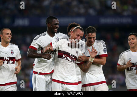 Philippe Mexes di AC Milano, centro celebra con i membri del team dopo un goal contro Inter e Milan in una partita di calcio durante il 2015 Internatio Foto Stock