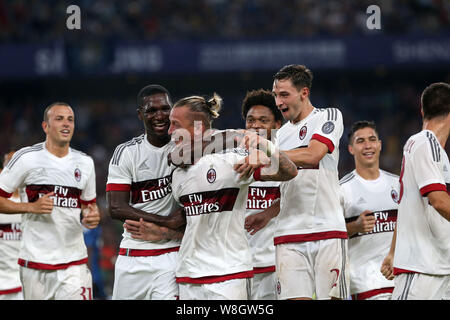 Philippe Mexes di AC Milano, centro celebra con i membri del team dopo un goal contro Inter e Milan in una partita di calcio durante il 2015 Internatio Foto Stock