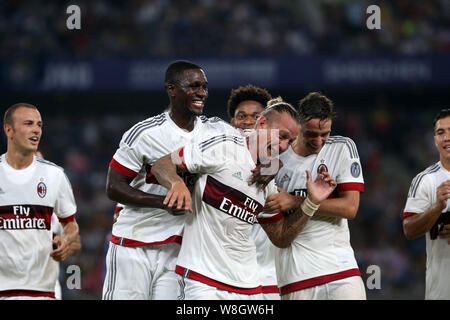 Philippe Mexes di AC Milano, centro celebra con i membri del team dopo un goal contro Inter e Milan in una partita di calcio durante il 2015 Internatio Foto Stock