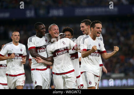 Philippe Mexes di AC Milano, centro celebra con i membri del team dopo un goal contro Inter e Milan in una partita di calcio durante il 2015 Internatio Foto Stock