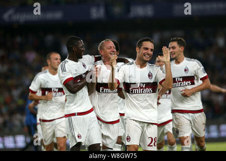 Philippe Mexes di AC Milano, centro celebra con i membri del team dopo un goal contro Inter e Milan in una partita di calcio durante il 2015 Internatio Foto Stock