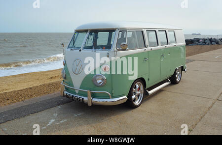 Classico verde e bianco VW camper parcheggiato sul lungomare. Foto Stock