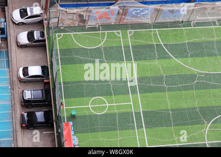 Vista di un campo di calcio sul tetto di un ufficio a due piani nella Città di Zhengzhou, centrale cinese della provincia di Henan, 3 giugno 2015. Appassionato di calcio Foto Stock