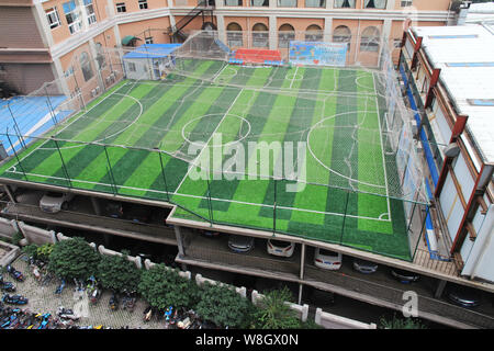 Vista di un campo di calcio sul tetto di un ufficio a due piani nella Città di Zhengzhou, centrale cinese della provincia di Henan, 3 giugno 2015. Appassionato di calcio Foto Stock