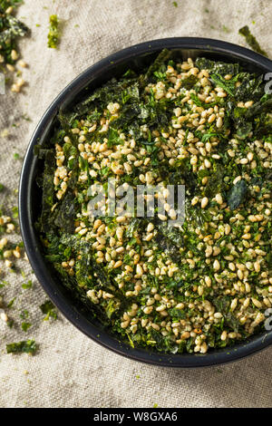 Organico secco Furikake giapponese di riso il condimento in una ciotola Foto Stock
