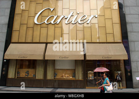 --FILE--pedoni a piedi passato una boutique di Cartier a Chongqing Cina, 2 maggio 2015. L'oro e diamanti di Cartier gioielli sono così popolari con wo Foto Stock