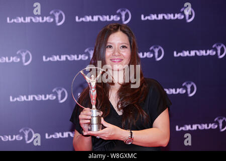 --FILE--cinese ritirato la stella del tennis Li Na pone con il suo trofeo dopo la cerimonia di premiazione per il Laureus World Sports Awards Shanghai 2015 a Shanghai Foto Stock