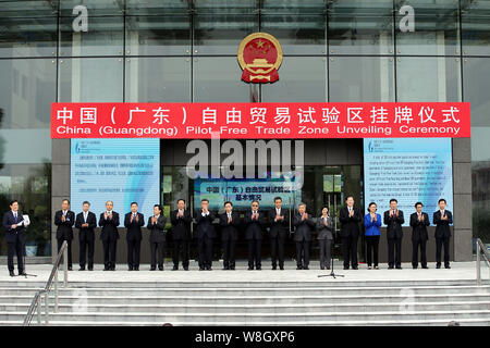 Hu Chunhua, nono destra, Segretario del Guangdong Comitato Provinciale del Partito Comunista della Cina (CPC), Hong Kong Chief Executive Leung Chun-y Foto Stock