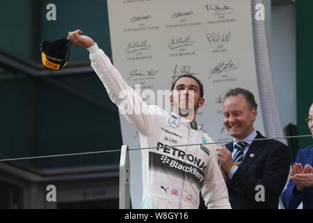 In Gran Bretagna da Lewis Hamilton di Mercedes, anteriore, saluta tifosi durante la cerimonia di premiazione del 2015 Formula 1 Gran Premio di Cina a Shanghai la Internatio Foto Stock