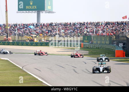 In Gran Bretagna da Lewis Hamilton di Mercedes, anteriore, conduce gli altri piloti durante il 2015 Formula 1 Gran Premio di Cina a Shanghai nel Circuito Internazionale Foto Stock